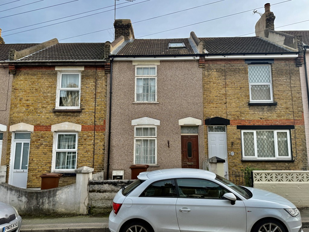 Lot: 113 - MID-TERRACE HOUSE FOR REFURBISHMENT - Mid-terrace house